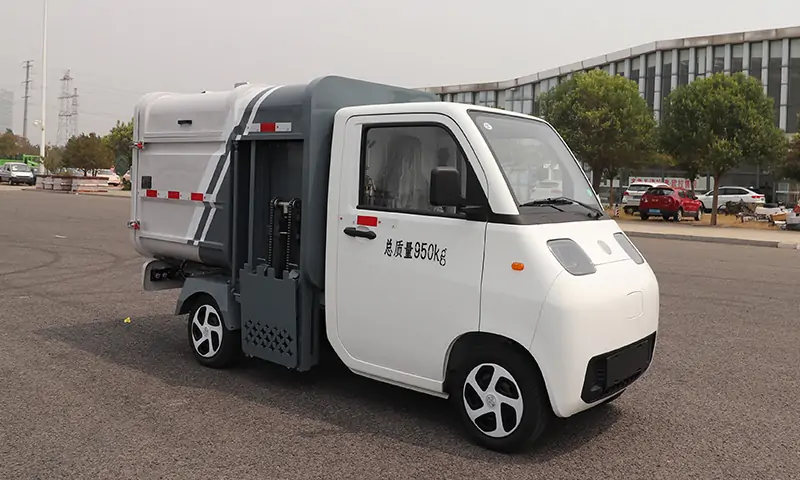 新款側(cè)裝式垃圾清運車：物業(yè)景區(qū)道路垃圾桶垃圾轉(zhuǎn)運的專業(yè)設備