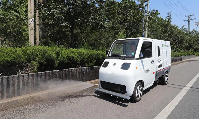 新能源高壓清洗車(chē):城市道路清潔的綠色先鋒