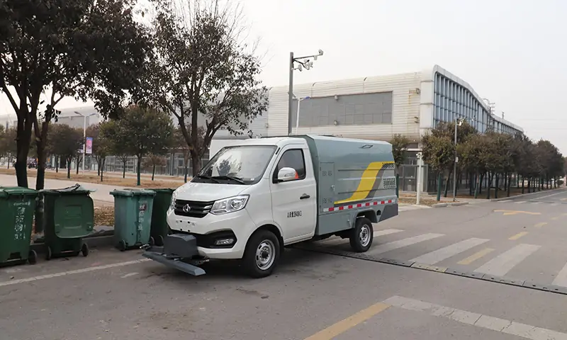 純電動(dòng)多功能道路養(yǎng)護(hù)車(chē):城市道路清潔的全新選擇