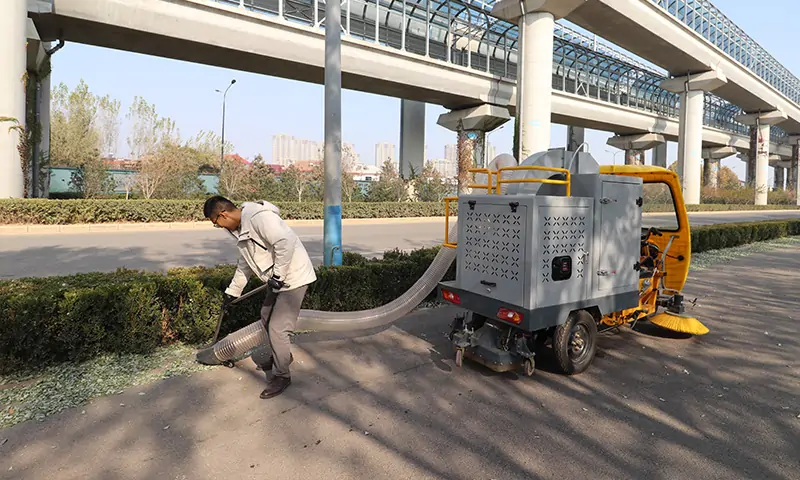 三輪駕駛式樹葉收集車:高效清理落葉的專業利器