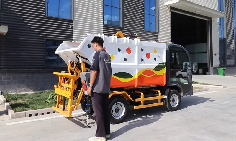 綠色驅(qū)動 智慧作業(yè)——后裝式新能源垃圾清運車引領環(huán)衛(wèi)新風尚