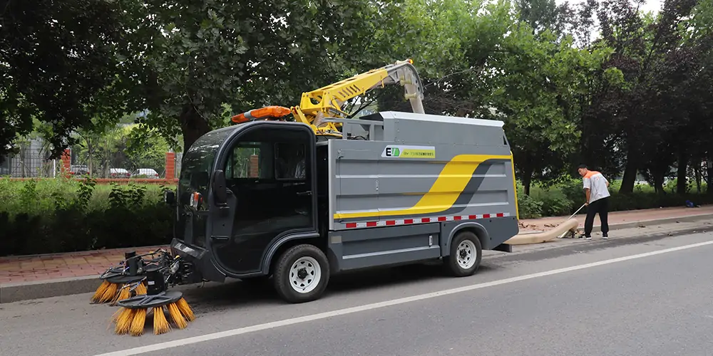 樹葉收集車，新能源樹葉收集車，多功能樹葉收集車，四輪樹葉收集車