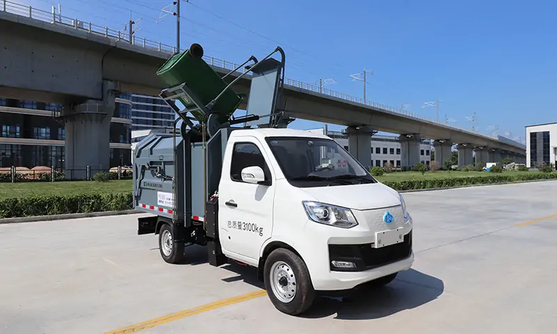 新能源側(cè)裝式垃圾清運(yùn)車——城市環(huán)衛(wèi)升級的綠色利器