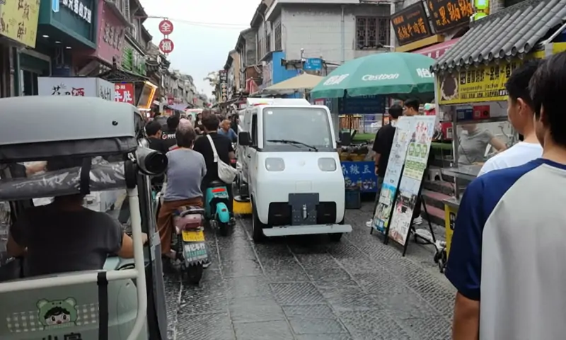 新能源洗掃車現場實拍:助力城市環衛,打造綠色環保新標桿